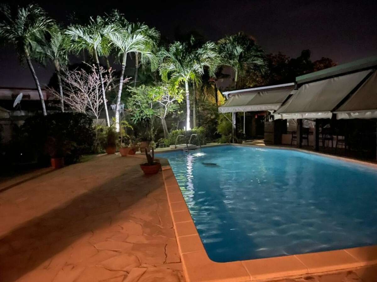 Villa et dépendances, piscine, 10 pièces Baie Mahault (971)