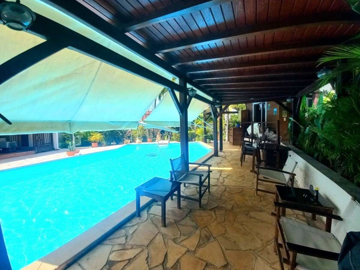 Villa et dépendances, piscine, 10 pièces Baie Mahault (971)