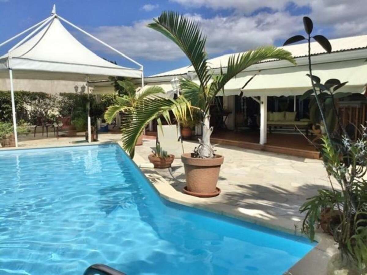 Villa et dépendances, piscine, 10 pièces Baie Mahault (971)