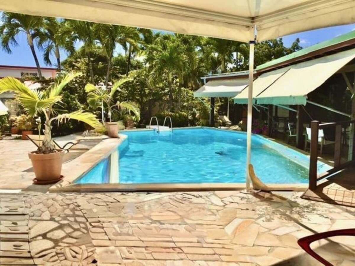 Villa et dépendances, piscine, 10 pièces Baie Mahault (971)