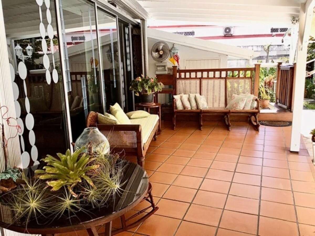 Villa et dépendances, piscine, 10 pièces Baie Mahault (971)