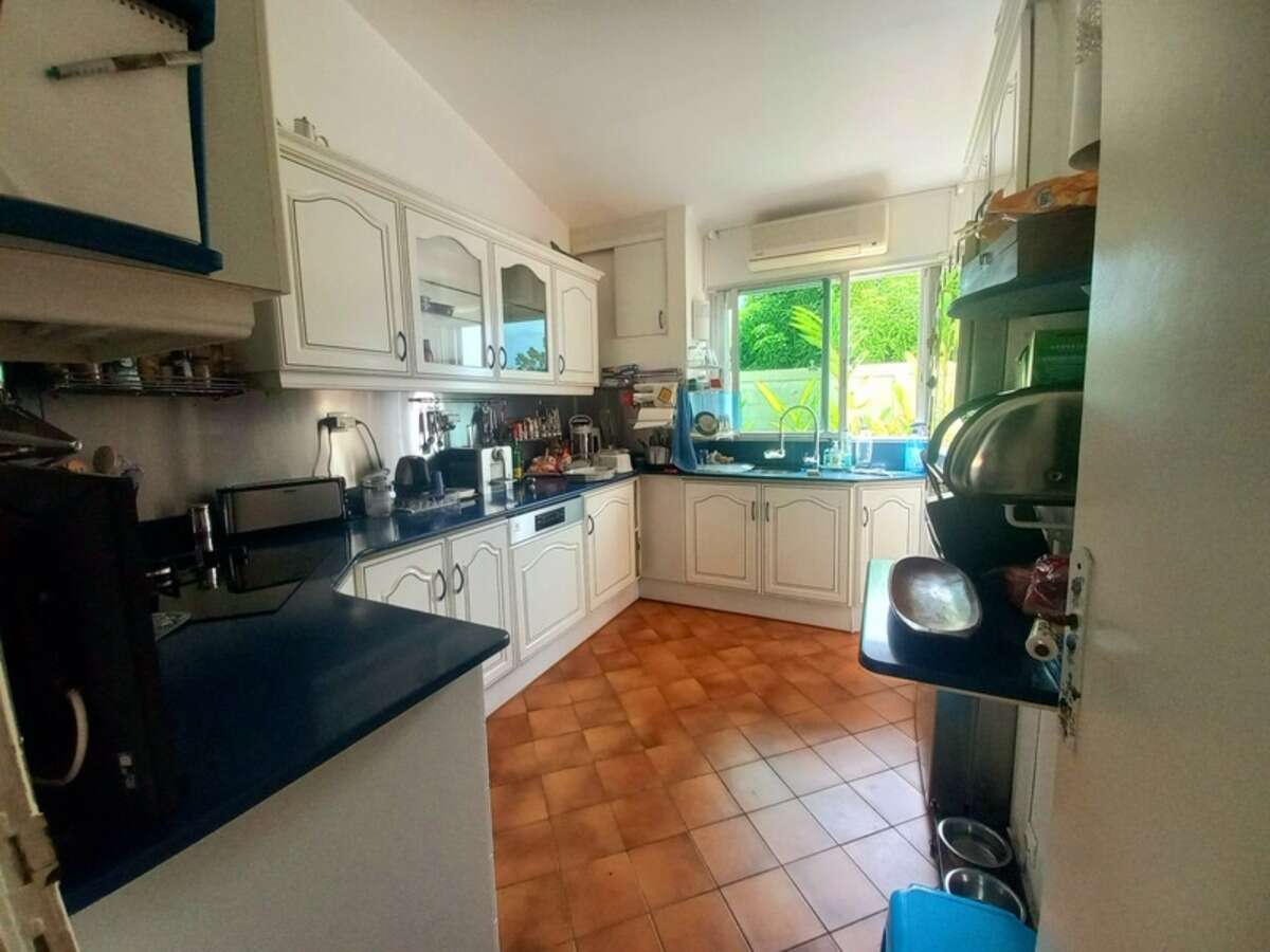 Villa et dépendances, piscine, 10 pièces Baie Mahault (971)