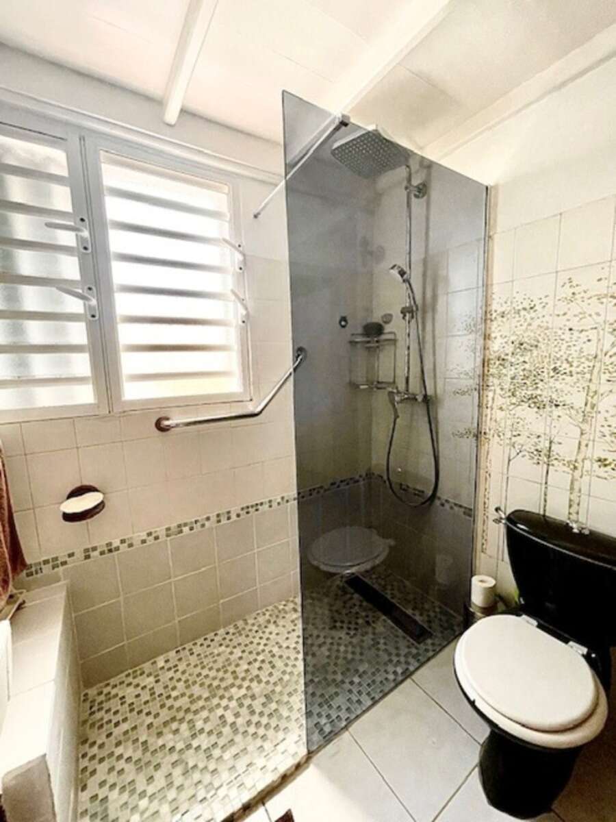 Villa et dépendances, piscine, 10 pièces Baie Mahault (971)