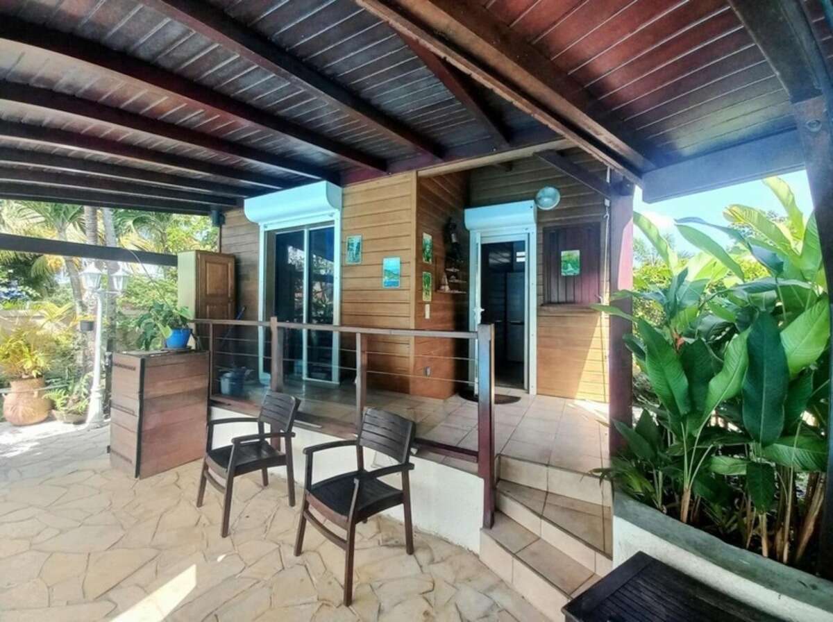 Villa et dépendances, piscine, 10 pièces Baie Mahault (971)