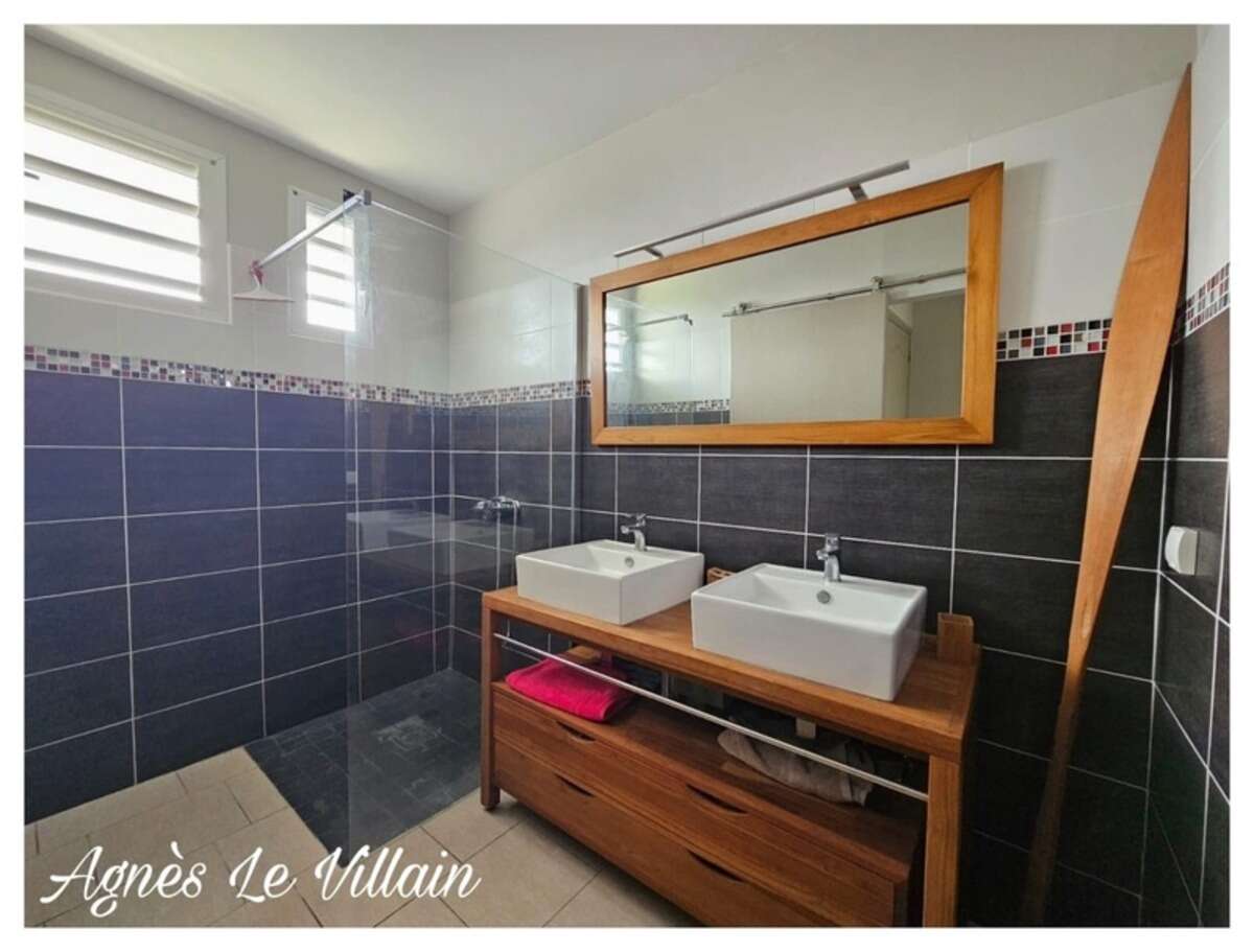 Maison Familiale de Plain-Pied avec Garage