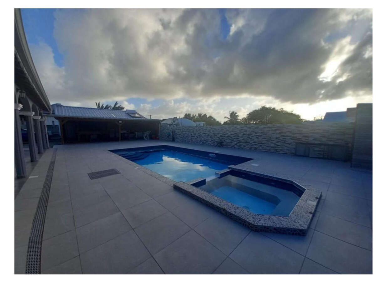 Magnifique villa moderne + dépendance au Moule